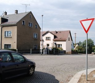Nachgestellt: Das blaue Auto muss auf der Neuen Straße warten und dem von links kommenden Auto auf der Hainstraße die Vorfahrt gewähren. Doch das Vorfahrtsschild war Donnerstagnacht zur Seite gedreht.