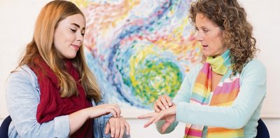  Die Kinder- und Jugendtherapeutin Claudia Reinicke erklärt Patientin Alisia die sogenannte Klopftechnik. Den Handpunkt etwa kann jeder überall unauffällig klopfen. 