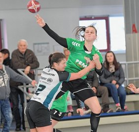 Gegen Verbandsliga-Spitzenreiter Weißenborn zeigte Laura Kaulfuß (r.) eine starke Leistung und trug sich sieben Mal in die Torschützenliste ein. 