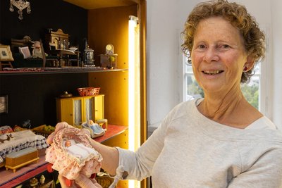 Marlene Schreiter hat ein Faible für Puppenstuben, Kaufmannsläden und deren Ausstattung. Nun baut sie eine Ausstellung im Turmmuseum Geyer auf. Am 21. November soll sie eröffnet werden.