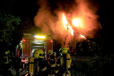 Beim Eintreffen der Feuerwehr brannte der Dachstuhl in voller Ausdehnung.