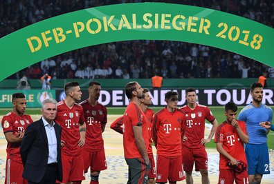 Trainer Jupp Heynckes (2.v.l) und die Spieler von Bayern München stehen nach der Niederlage konsterniert auf dem Platz.