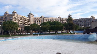 Untergebracht ist der CFC in einem großen Hotel unmittelbar am Mittelmeerstrand.