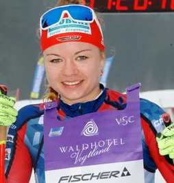 Bei extremem Tauwetter sicherte sich Lisa Dotzauer beim 46. Kammlauf den Sieg im Freistilrennen. Für die 26 Kilometer von Mühlleithen nach Carlsfeld und zurück benötigte sie damals 1:27:55,3 Stunden.