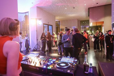 Im Museum Gunzenhauser kommt zur Nacht der Museen Partystimmung auf, wie hier bei der Jungen Kunstnacht.
