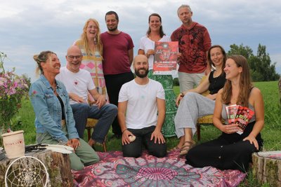 Vorfreude: Ein Teil des Vorbereitungsteams in Stelzen, wo das Festival stattfindet.