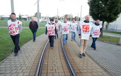108 Mitarbeiter - die Fahrer der Plauener Straßenbahn GmbH sowie Gleis- und Oberleitungsbauer und Kollegen der Verwaltung und der Werkstatt sind seit 3 Uhr morgens, kurz vor Beginn der ersten Schicht, im Warnstreik.