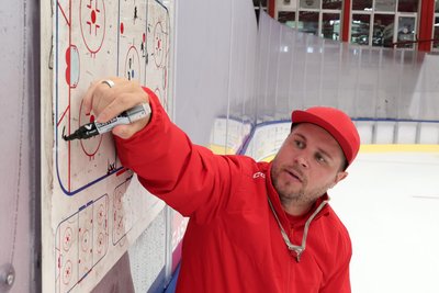 Trainer Jussi Tuores ist seit Februar 2023 für das Eispiraten-Team verantwortlich.