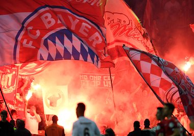 Fans von Bayern München brennen Pyrotechnik auf der Tribüne ab.