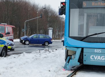 Die Straßenbahn und der Skoda wurden bei dem Unfall beschädigt.