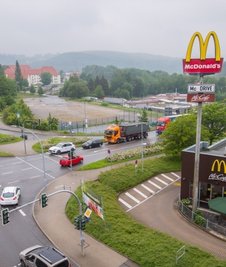 Auf der Freifläche (im Bild hinten) an der McDonalds-Kreuzung in Aue stehen Arbeiten an. 