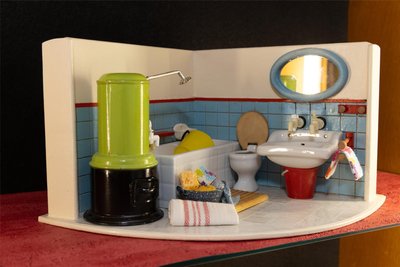 Ein Blick in ein Badezimmer von Marlene Schreiters Puppenstubenwelt. Die Ausstellung wird bis zum 2. Februar im Turmmuseum zu sehen sein.