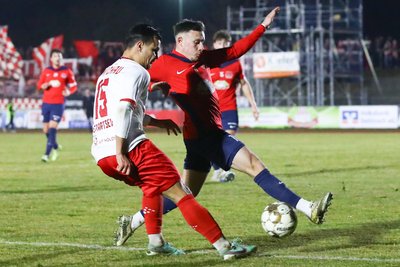 Andrej Startsev (li.) im Zweikampf mit Marcus Niemitz.