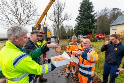 Bauhofchef Mike Friedrich (links) spendiert eine Runde Pfannkuchen, bevor der Baum gefällt und verladen wird.