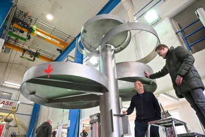 Jörg Meinel und Alexander Martin Hofmann (von links) tauschen sich über den Fortgang der Arbeit aus.