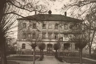 Wer um das Jahr 1910 an der Gärtnerstraße entlangspazierte, konnte diesen Blick auf das 1863 eröffnete Krankenhaus genießen.