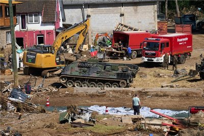 Im kleinen Ort Schuld im Ahrtal laufen die Auräumungsarbeiten auf Hochtouren. Sachverständige haben 31 bis 48 Millionen Euro beziffert. 