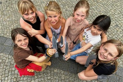 Freude über fünf Jugendjournalismus-Preise bei Rosalie Gruhn, Lotta Seidel, Mia Sturm, Klara Eichmann, Nilufar Dunyamaliyeva und Emelia Tennstädt.