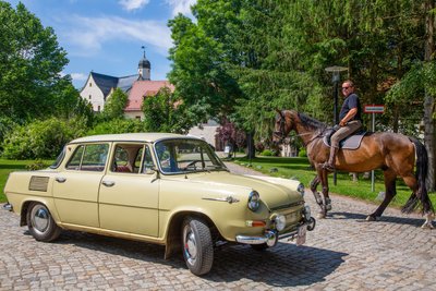 Ein Teilnehmer am Wasserschloss Klaffenbach einige Tage vor Beginn der Rallye.