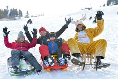 Familie Kristin und Sascha Melchert mit Lea (9) und Paul (4) aus Markleeberg genossen schon am vergangenen Sonntag am Rodelhang in Holzhau das Winterwetter