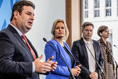 Gemeinsames Statement zum Eckpunktepapier: die Bundesminister Hubertus Heil (Arbeit, v. l.) Nancy Faeser (Inneres), Robert Habeck (Wirtschaft) und Bettina Stark-Watzinger (Bildung). 