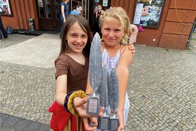 Rosalie Gruhn (links) und Mia Sturm schicken im Comic zwei Früchte auf Reisen. Dafür gibt es einen Preis.