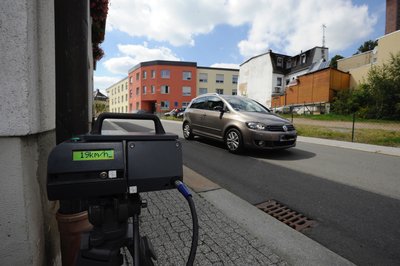 Mobiler Blitzer in der Unteren Dunkelgasse in Reichenbach. Schafft die Stadt bald einen eigenen beweglichen Blitzer an?