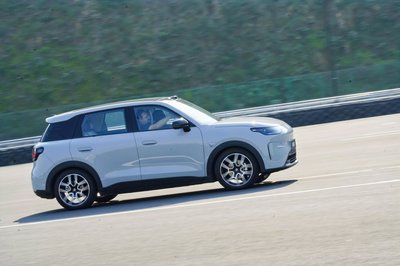 Mehr Auto fürs Geld: Der Leapmotor B03X lockt mit reichlich Platz zum günstigen Preis und Extras wie Panoramadach oder variabler Sitzlandschaft.