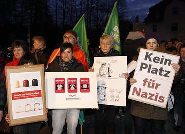 Bis zu 300 Chemnitzer - unter ihnen Stadträte und Vertreter von Bürgerinitiativen - protestierten am Freitagabend gegen die Eröffnung des neuen Schulungszentrums der rechtsextremen NPD im Stadtteil Markersdorf.