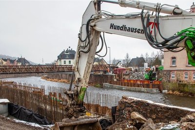 Parallel zum Bau der neuen Brücke mit gut 32 Meter Spannweite wird auch die Ufermauer auf einer Länge von 30 Metern erneuert. 