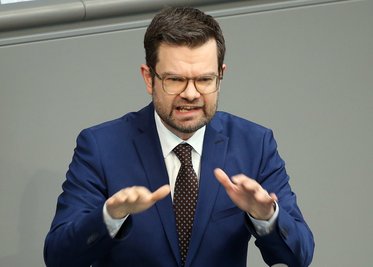 Marco Buschmann (FDP), Bundesjustizminister, spricht bei der Debatte über den Etat des Bundesministeriums für das Ressort Justiz in der Plenarsitzung im Deutschen Bundestag.