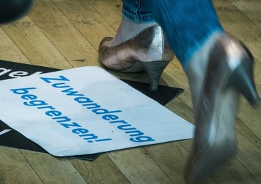 Das Schild mit der Aufschrift "Zuwanderung begrenzen" liegt zwar am Ende des JU-Deutschlandtags achtlos auf dem Boden. Doch dieses Thema bewege die Menschen und habe auch die Beziehung zwischen CDU und CSU erschüttert, räumte Bundeskanzlerin Angela Merkel in Dresden ein.