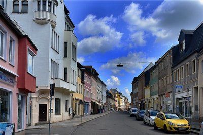 Die bisher vom motorisierten Verkehr bestimmte Rochlitzer Straße soll nach dem Umbau eher einer Fußgängerzone ähneln. Geplant sind breitere Gehwege, Sitzbänke und Baumpflanzungen. 
