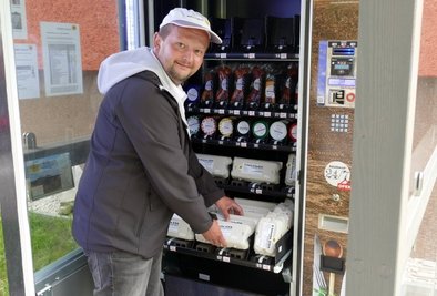 Den Automaten, der im Zschopauer August-Bebel-Wohngebiet steht, füllt Benjamin Kirsch ständig mit frischen Eiern auf. 