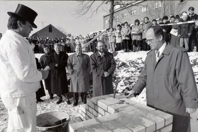 Am 20. November 1993 erfolgt im Beisein des damaligen sächsischen Gesundheitsministers Hans Geisler (v.r.) von Landrat Andreas Schramm und OB Joachim Knappe die Grundsteinlegung für ein neues Gebäude, in dem Platz für 36 Betten in Ein-, Zwei-, Drei- und Vierbettzimmern geschaffen wird.