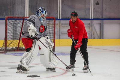 Co-Trainer Esbjörn Hofverberg mit dem neuen Torhüter Kevin Reich.