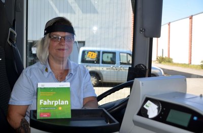Busfahrerin Jana Merkel hat das Visier bereits getestet: "Man hat beim Fahrausweisverkauf die Hände frei und kann den Fahrgast auch anlächeln." 
