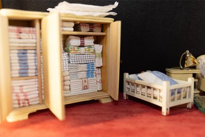 Im Wäscheschrank liegen akkurat gefaltet die Wäschebündel – allesamt selbst gemacht von der Sammlerin.