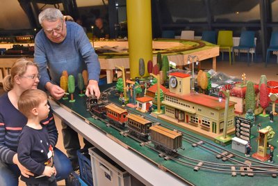 Jochen Winkler weiht Interessenten beim Familiennachmittag in der Heubner-Halle an der Dörnerzaunstraße wie hier bei der Veranstaltung im vorigen Jahr gern in die Modellbahnwelt ein.