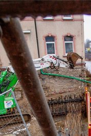 Das Wohnhaus direkt am Ufer wurde mit einer Stützwand gesichert.