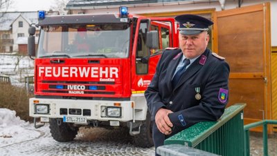 Ein letztes Mal posiert Rainer Lemke mit dem Abzeichen des Wehrleiters. 