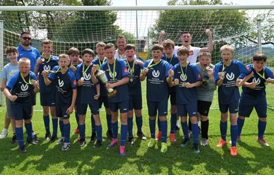 Der VfB Grünhain-Beierfeld freut sich über den Kreispokalgewinn bei den D-Junioren. 