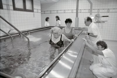 Im Laufe der Jahre erhielt das Haus mehr und mehr Bereiche hinzu. Auch eine Physiotherapie ist bis heute Teil der Einrichtung. Als das neue Bettenhaus ab 1993 errichtet wurde, wurde auch für diesen Bereich mehr Raum geschaffen. Im Keller konnten die Patienten ein modernes Bewegungsbad nutzen, wie hier das Foto zur Inbetriebnahme 1996 zeigt.