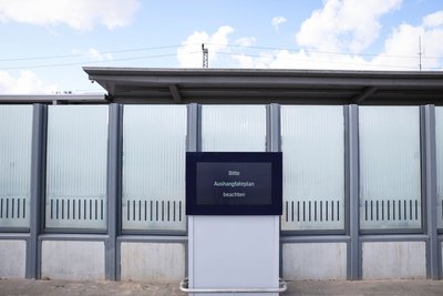 Im Bahnhof Büchen zeigt ein Display keine Verbindungen an. (Archivbild.) 