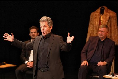 Marcus Sandmann mimt den Sänger mit nur drei Tönen. Zur Matinee gab er schon mal einen Vorgeschmack auf seinen Part. Im Hintergrund hören ihm Generalintendant Roland May (rechts) und Tenor André Gass zu.