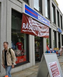 Bald ist Schluss am Rosenhof. Bisdahin gilt "Räumungsverkauf wegen Filialschließung". l