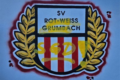 Auch das Vereinswappen von Rot-Weiß Grumbach nahmen sich der oder die Täter vor.