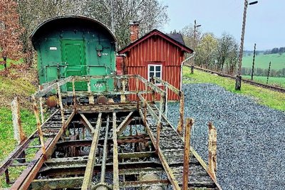 Der Unterbau eines Güterwaggons der ehemals Preußischen Staatseisenbahnen soll zu einer Bühne umfunktioniert werden. 