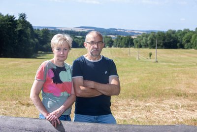 Das Unterlosaer Ehepaar Stefan Körner und Ramona Meyer vor bisher (fast) unberührter Landschaft. Auf dem Grünland und weiteren vielen Hektaren soll ein Solarpark entstehen.