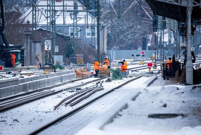 Frost bremste die Arbeiten an der Strecke aus. (Archivbild.)